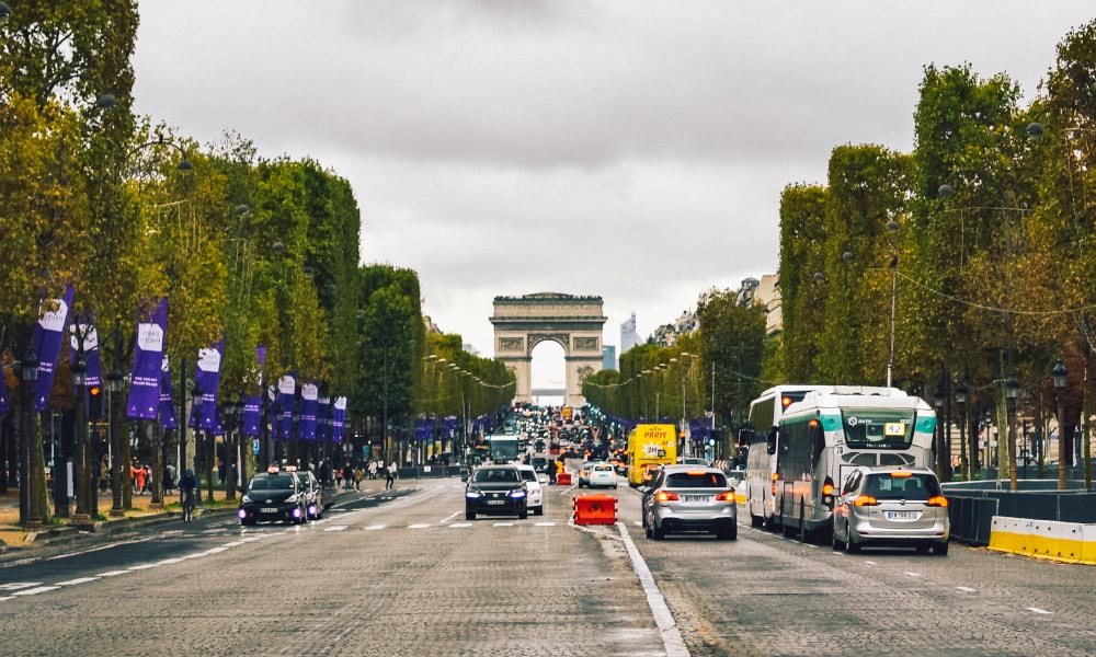 Arc de Triomphe with traffic in front of it